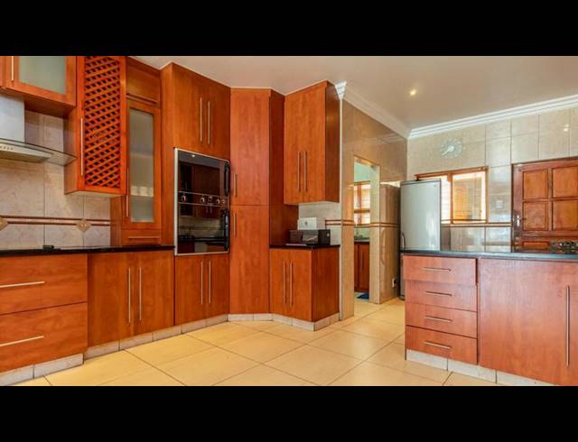 5 BEDROOM HOUSE FOR SALE IN MAGALIESBERG COUNTRY ESTATE